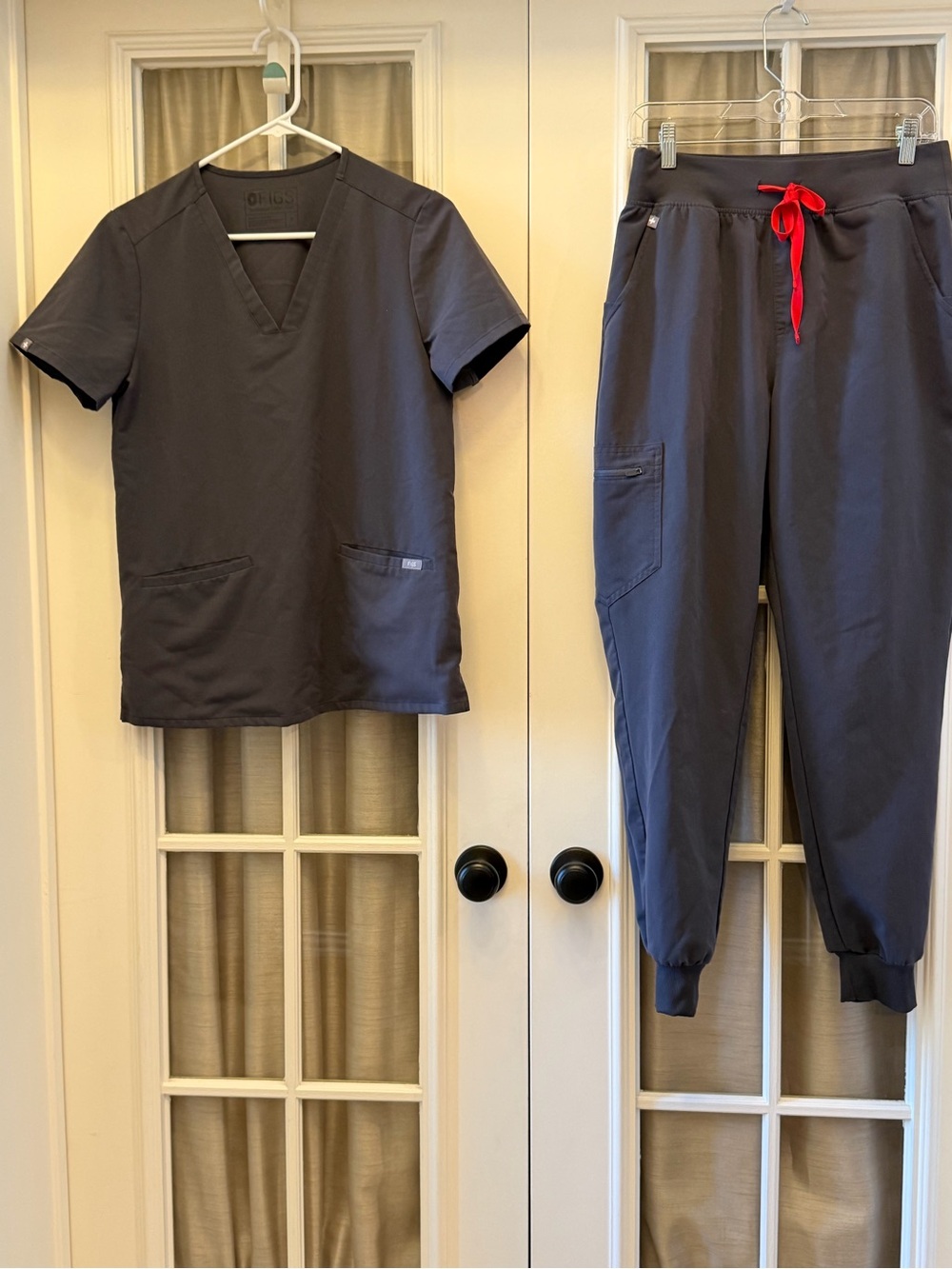 ✅ SMALL Top MEDIUM Joggers Dark Grey Women’s Figs Scrub Set EUC